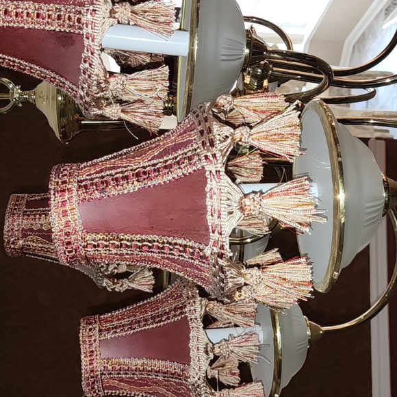 CHANDELIER ONE OF A KIND WITH 9 TASSLED BURGUNDY DETAILED LAMP COVERS - Picture 3 of 7